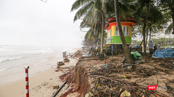 Khoảng gần 200m bờ biển du lịch thuộc khu vực bãi tắm Mỹ Khê bị sóng biển đánh xói lở nghiêm trọng.