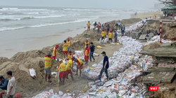 Đà Nẵng xử lý tình trạng sạt lở bãi biển du lịch bằng rọ bao cát. Ảnh: MH.