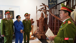 Cơ quan công an tống đạt quyết định khởi tố, bắt tạm giam và khám xét nhà của ông Lê Anh Phương. Ảnh: Công an cung cấp.