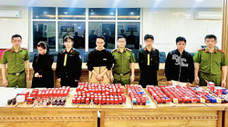 Các đối tượng và tang vật trong đường dây tội phạm rửa tiền quy mô lớn nhất từ trước đến nay tại Đà Nẵng bị triệt phá. Ảnh: Công an cung cấp.