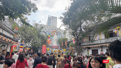 Sáng Mùng 1 Tết Ất Tỵ, người dân Đà Nẵng đổ về các ngôi chùa trên địa bàn để thăm viếng, cầu cho năm mới bình an.