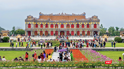 Điện Kiến Trung (Huế) thu hút khách tham quan trong dịp Tết Ất Tỵ 2025. Ảnh: Giang Trần.