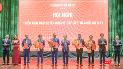 Ông Nguyễn Văn Quảng (thứ 5 từ phải sang), Bí thư Thành ủy Đà Nẵng trao quyết định cho ông Lê Trung Chinh (thứ 5 từ trái sang) và các cá nhân tại hội nghị.