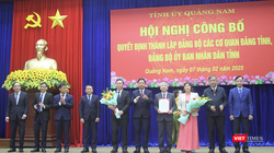 Ông Lương Nguyễn Minh Triết, Bí thư Tỉnh uỷ Quảng Nam trao quyết định bổ nhiệm cho các cá nhân.