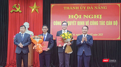 Ông Phùng Phú Phong (thứ 2 từ trái qua), Giám đốc Sở Xây dựng được điều động, chỉ định giữ chức Bí thư Quận ủy Sơn Trà.