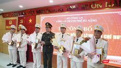 Thiếu tướng Vũ Xuân Viên, Giám đốc Công an TP Đà Nẵng trao quyết định nghỉ hưu trước tuổi cho lãnh đạo cấp phòng thuộc Công an TP Đà Nẵng.