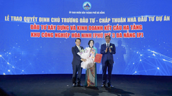 Lãnh đạo TP Đà Nẵng trao quyết định chủ trương đầu tư hạ tầng Khu công nghiệp Hoà Ninh cho đại diện Công ty CP Thanh Bình Phú Mỹ tại lễ khởi động dự án.