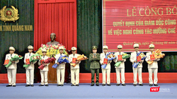 Thiếu tướng Nguyễn Hữu Hợp, Giám đốc Công an tỉnh Quảng Nam trao quyết định cho các cán bộ nghỉ hưu trước tuổi.