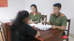 Chị H.K.L. bị mời lên cơ quan công an làm việc. Ảnh: Công an cung cấp.