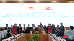 Quang cảnh lễ ký kết biên bản ghi nhớ hợp tác toàn diện về chuyển đổi xanh, chuyển đổi số giữa TP Huế và Vingroup.