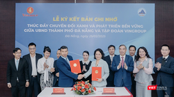 Ông Hồ Kỳ Minh, Phó chủ tịch Thường trực UBND TP Đà Nẵng và bà Lê Thị Thu Thuỷ, Phó chủ tịch Tập đoàn Vingroup trao biên bản ghi nhớ lại lế ký kết.