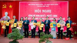 Các cá nhân được trao quyết định phân công công tác tại buổi lễ công bố.