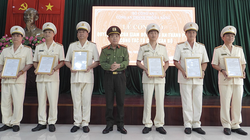 Lãnh đạo Công an TP Đà Nẵng trao quyết định phân công công tác đối với lãnh đạo cấp phòng sau khi giải thể công an quận, huyện. Ảnh: Công an cung cấp.