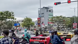 Dàn siêu xe nối đuôi vượt đèn đỏ ở Đà Nẵng khiến dư luận bức xúc (Ảnh chụp từ clip).