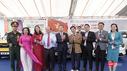 Bí thư Thành uỷ Đà Nẵng Nguyễn Văn Quảng tham quan gian hàng trưng bày các dòng xe ô tô điện đang gây sốt trên thị trường (gồm: VF 3, VF 5, VF 6, VF 7, VF 8 và VF 9) của Vingroup tại triển lãm "Đà Nẵng - Phát triển và hội nhập".