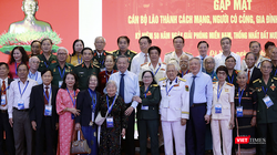 Tổng Bí thư Tô Lâm chụp ảnh lưu niệm cùng các cán bộ lão thành, gia đình có công khu vực miền Trung-Tây Nguyên.