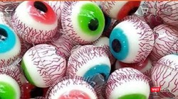 Loại kẹo “con mắt” mà bé D. ăn vốn được bày bán rất nhiều tại các hàng quán lẫn trên mạng. 