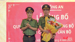 Thiếu tướng Trần Hồng Đức, Thứ trưởng Bộ Công an tặng hoa cho Thiếu tướng Vũ Xuân Viên, Giám đốc Công an TP Đà Nẵng tại buổi công bố quyết định nghỉ hưu.