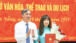 Ông Lê Trung Chinh, Chủ tịch UBND thành phố Đà Nẵng trao quyết định bổ nhiệm cho bà Trương Thị Hồng Hạnh, Giám đốc Sở Du lịch giữ chức Sở Văn hóa - Thể thao và Du lịch TP Đà Nẵng.
