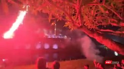 Hoả pháo thần công tại Kỳ đài Huế bắn về phía người xem khiến du khách tháo chạy.