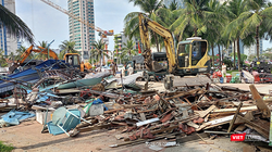 Sau 8 tháng đối thoại không thành, ngày 7/5, UBND quận Sơn Trà (TP Đà Nẵng) đã mạnh tay cưỡng chế các ki ốt ven biển du lịch trên đường Võ Nguyên Giáp.