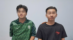 Hai đối tượng Nguyễn Hoàng Khang và Phan Anh Duy tại cơ quan công an. Ảnh Công an cung cấp.