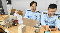 Lực lượng Chi cục Quản lý thị trường Đà Nẵng kiểm tra tại cơ sở kinh doanh bên đường P.C.T (thành phố Đà Nẵng) do ông P.T.C làm chủ. Ảnh QLTT cung cấp.