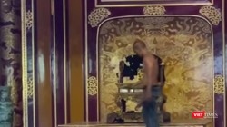 Đối tượng Hồ Văn Phương Tâm cởi trần, phá hoại ngai vua triều Nguyễn trong Điện Thái Hoà hôm 24/5.