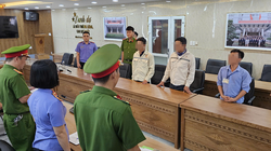 Cơ quan Công an và Viện KSND tống đạt quyết định khởi tố, bắt tạm giam 3 đối tượng chôn 162 tấn chất thải trong dự án nhà máy đốt rác Khánh Sơn.