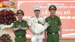 Đại tá Nguyễn Đại Đồng (đứng giữa), Phó Giám đốc phụ trách Công an thành phố Đà Nẵng tại buổi công bố quyết định.