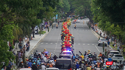 Hàng nghìn người dân Đà Nẵng nối đuôi cung rước xá lợi Đức Phật từ Ấn Độ.