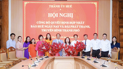 Lãnh đạo Trung tâm Truyền thông thành phố Huế tại buổi công bố quyết định hợp nhất.