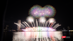 Màn pháo hoa ấn tượng của đội Việt Nam 2 trong đêm thứ 2 DIFF 2025.