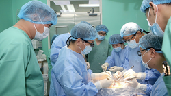 Ê kíp bác sĩ Bệnh viện Trung ương Huế đang thực hiện ca ghép tạng cho bệnh nhân.