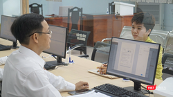 Cán bộ công chức phường Thanh Khê (Đà Nẵng) phục vụ người dân trong ngày đầu thí điểm.