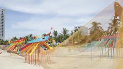 Không gian nghệ thuật sắp đặt “Câu chuyện làng chài” tái hiện nhịp sống, sự gắn kết cộng đồng và mối liên hệ giữa con người làng biển với biển cả.