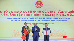 Phó Thủ tướng thường trực Chính phủ Nguyễn Hoà Bình thay mặt Chính phủ trao Quyết định của Thủ tướng Chính phủ về thành lập Khu Thương mại tự do Đà Nẵng cho lãnh đạo TP Đà Nẵng.
