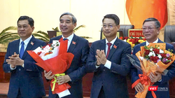 Đại diện HĐND TP tặng hoa cho ông Lê Trung Chinh (thứ 2 từ trái sang), Chủ tịch UBND TP Đà Nẵng và ông Lê Văn Trung (bìa phải), Chủ tịch Ủy ban Mặt trận Tổ quốc Việt Nam TP Đà Nẵng.