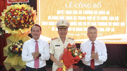Thiếu tướng Nguyễn Hữu Hợp (giữa), Giám đốc Công an tỉnh Quảng Nam chính thức giữ chức vụ Giám đốc Công an TP Đà Nẵng kể từ ngày 1/7.