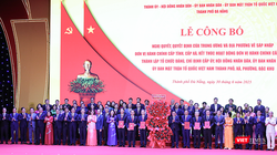 Ông Trần Cẩm Tú, Ủy viên Bộ Chính trị, Thường trực Ban Bí thư trao quyết định và tặng hoa cho các cá nhân trong Ban Thường vụ Thành uỷ Đà Nẵng mới.