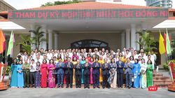 Các đại biểu HĐND TP Đà Nẵng và lãnh đạo Thành uỷ chụp ảnh lưu niệm nhân Kỳ họp đầu tiên của HĐND TP Đà Nẵng sau hợp nhất với Quảng Nam.