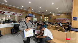 Người dân ra về sau khi được đáp ứng dịch vụ công tại phường An Hải (Đà Nẵng).