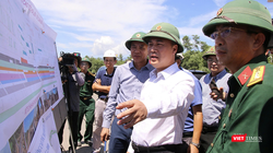Thứ trưởng Bộ Xây dựng Nguyễn Việt Hùng, Phó trưởng Đoàn kiểm tra số 1 theo quyết định của Thủ tướng Chính phủ tại chuyến kiểm tra thực địa, làm việc với các đơn vị liên quan về tiến độ dự án cao tốc Hòa Liên – Túy Loan (TP Đà Nẵng).