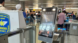 Nhận dạng sinh trắc học Face ID trên ứng dụng VNeID tại cổng an ninh, Sân bay Đà Nẵng.