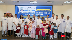 Lãnh đạo và nhân viên Bệnh viện Trung ương Huế chúc mừng ngày ra viện của các bệnh nhi vừa được ghép tủy thành công.