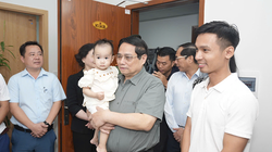 Thủ tướng Chính phủ Phạm Minh Chính cùng đoàn công tác trong chuyến kiểm tra thực tế phát triển nhà ở xã hội tại Huế.