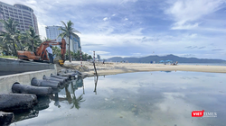 Biển du lịch Đà Nẵng bị nước thải hôi thối tấn công.