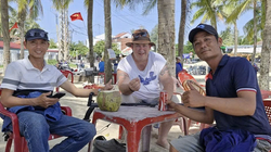 Anh Phan Thanh Trinh cùng bạn và du khách người Australia chung vui khi tìm lại được chiếc nhẫn kim cương bị đánh rơi ở bãi biển Cửa Đại. Ảnh nhân vật cung cấp