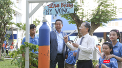 Ông Nguyễn Văn Quảng, Bí thư Thành ủy Đà Nẵng và ông Trương Gia Bình, Chủ tịch HĐQT Tập đoàn FPT thực hiện nghi thức đánh kẻng khai trường tại lễ khánh thành trường Hy Vọng dành cho trẻ mất cha mẹ vì COVID-19.