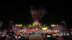 Quang cảnh chương trình nghệ thuật “Dưới cờ vinh quang” chào mừng kỷ niệm 80 năm Cách mạng tháng Tám và Quốc khánh 2-9 đã chính thức diễn ra tại Huế.